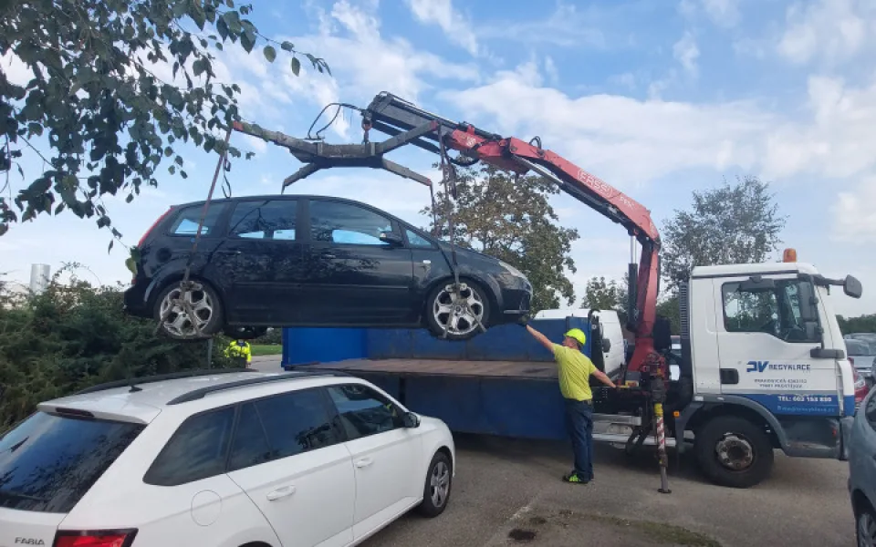 Prostějov odtáhl další čtyři vraky s propadlou technickou, které blokovaly ulice. Celkem už jde o desítky aut