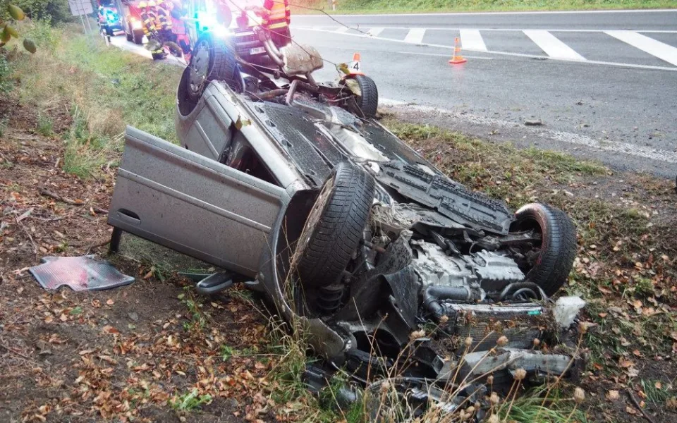 Čtyřicetiletá řidička převrátila u Mírovského Gruntu auto na střechu. Skončila v příkopu