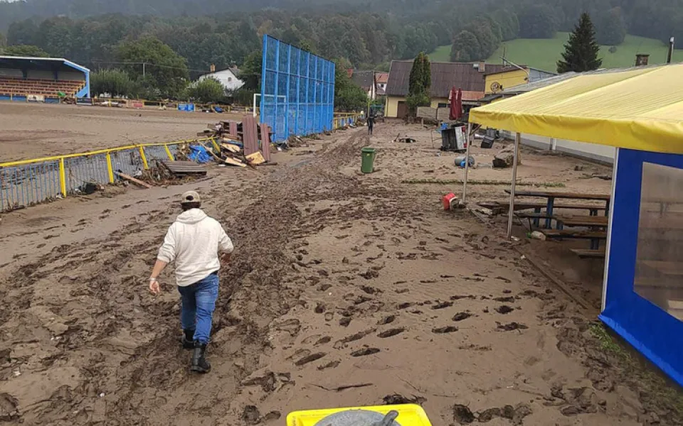 Sportovní areál v České Vsi pod nánosem povodňového bahna
