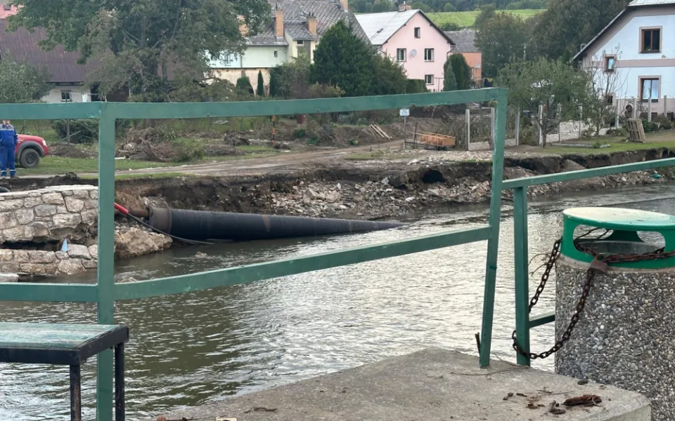Na všechna místa Jesenicka se pitná voda vrátí až v řádu týdnů. Nyní jsou zde desítky cisteren
