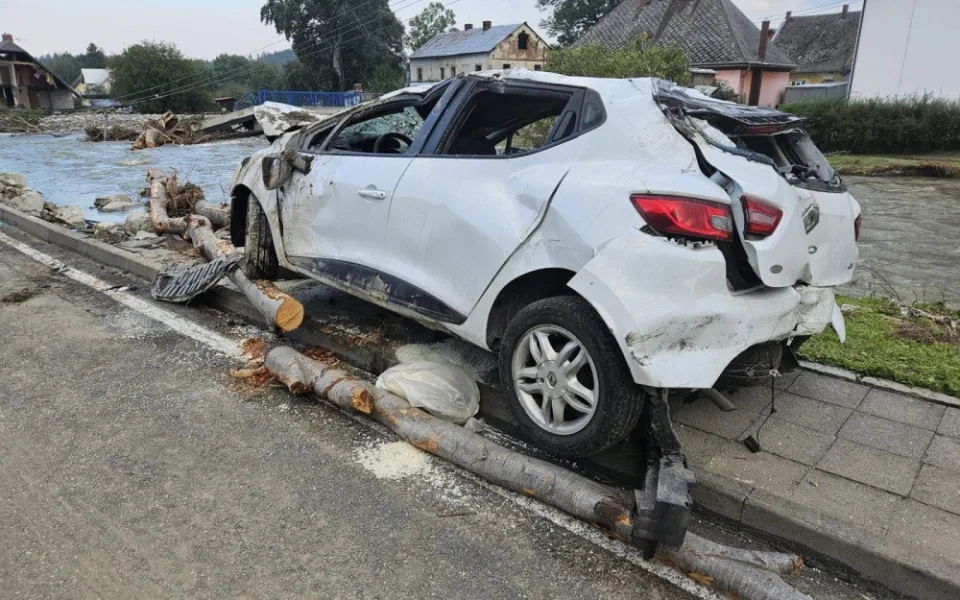 Zdemolované auto, které za tmy spadlo do rozbouřené řeky v Kobylé nad Vidnavkou