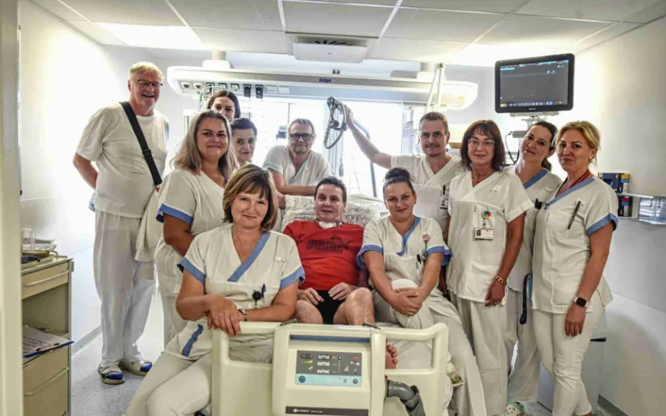 Zázrak v olomoucké nemocnici. Pacient tam strávil rok, minulý týden odešel domů po svých