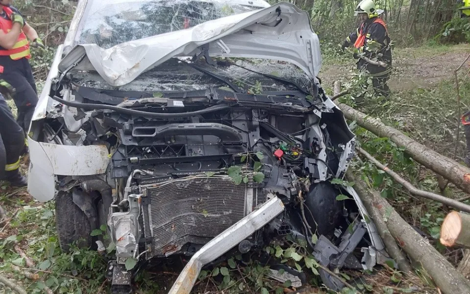 Autobus v plamenech či zdevastované auto na D35. Hasiči v Olomouckém kraji řešili náročné zásahy