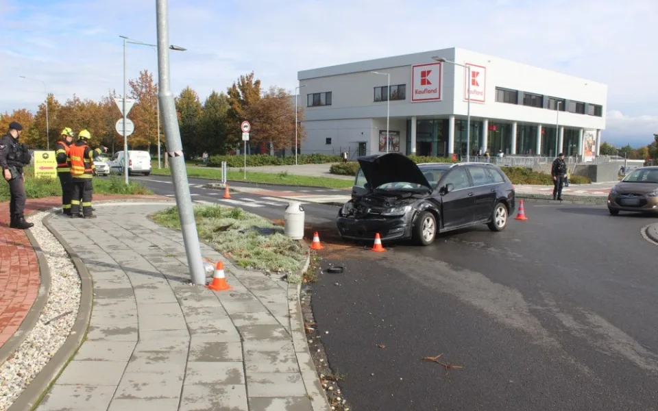 Dopravní nehoda na kruhovém objezdu na Hněvotínské ulici v Olomouci