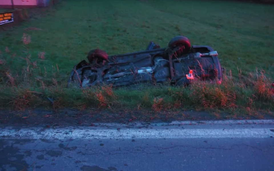 Na Šumpersku řidič přehlédl auto s tříčlennou posádkou. Vůz se převrátil na střechu, zraněné odvezla sanitka