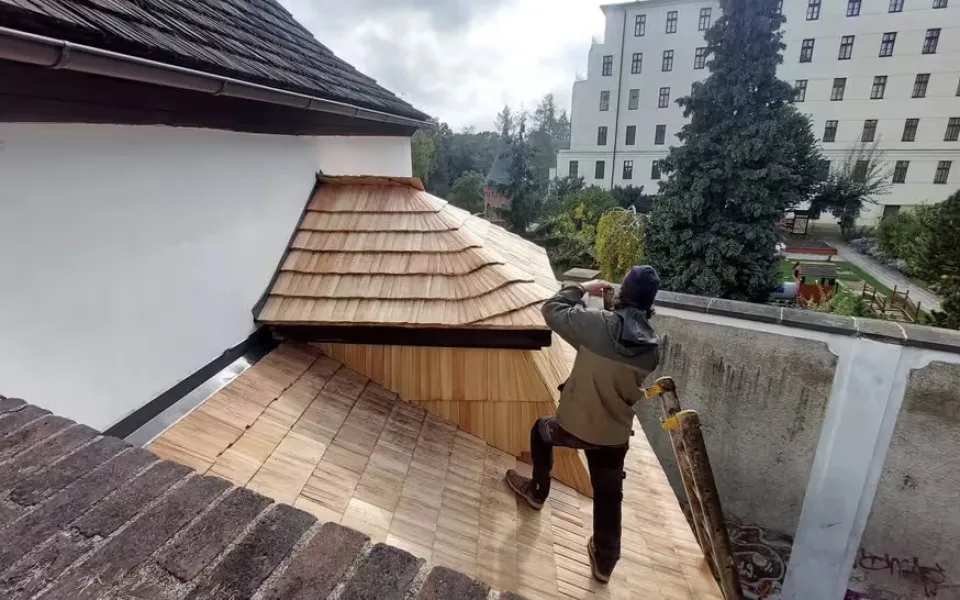 Smrkovou krytinu nahradil trvanlivější modřín. Olomouc obnovuje střechu nad Michalskými schody
