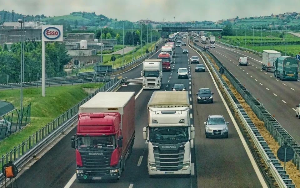 Zvýšení cen dálničních známek o 6 % od ledna 2025: Po letošním skokovém zdražení si řidiči opět připlatí