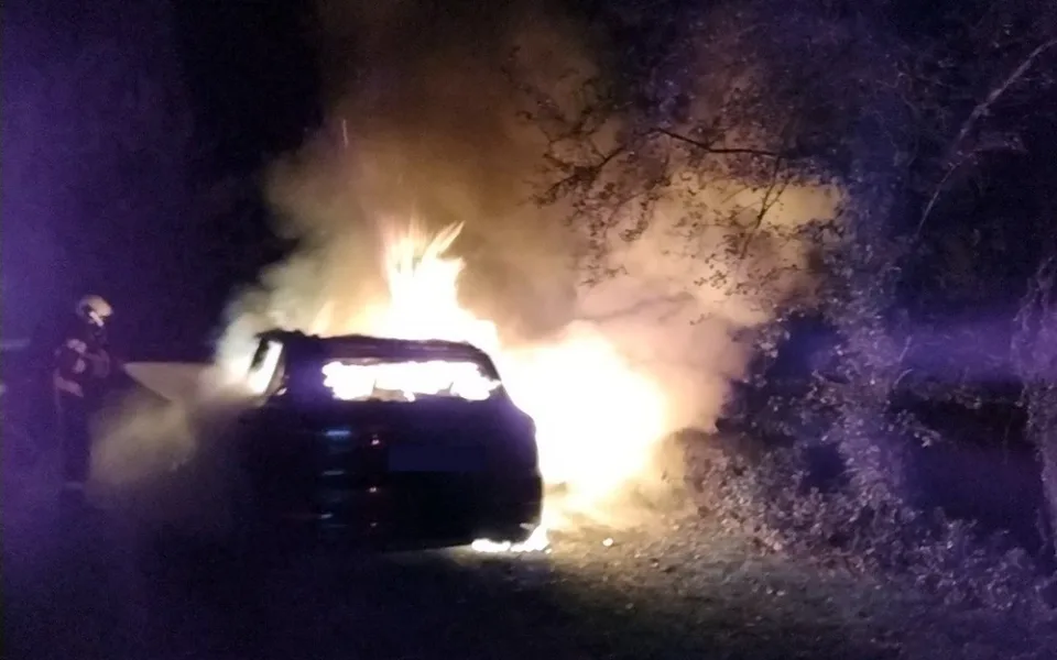 Požár vozu Porsche v Lazníkách