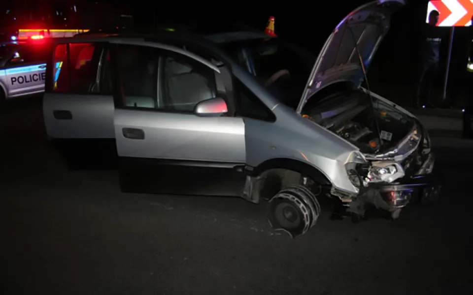Podnapilý mladík bez řidičského průkazu jel autem s upadlou pneumatikou