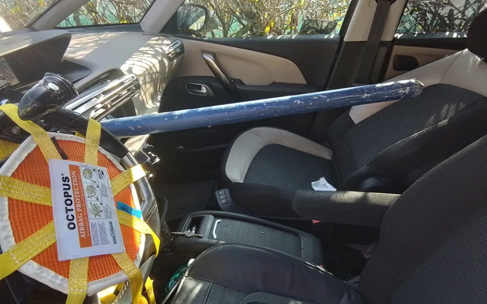 Trubka při nehodě na Šternbersku probodla auto až za sedačky. Posádka měla obrovské štěstí