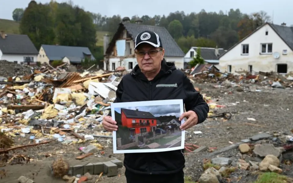Petr Harazin u trosek svého domu drží fotku s jeho původní podobou, peníze od pojišťovny na stavbu nového už má na účtu