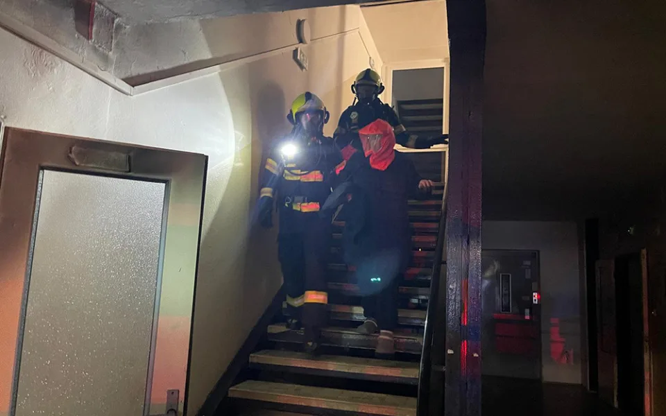 Hasiči evakuovali ve vyváděcích maskách obyvatele domu zasaženého požárem.