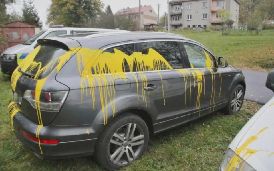 Vandal polil dvě auta jednoho majitele z Hranicka žlutou barvou a propíchal gumy. Škodu je 120 tisíc