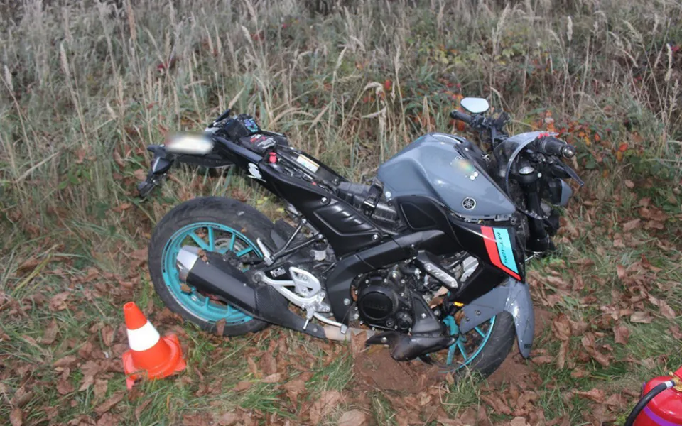 Na Litovelsko startoval záchranářský vrtulník, dívka na motorce narazila do stromu