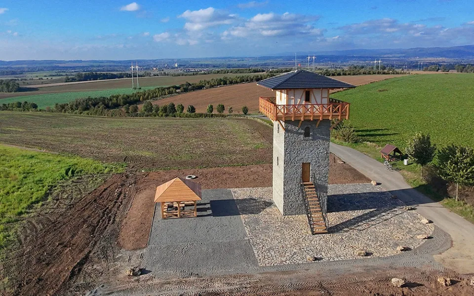 Římská vyhlídková věž v Tučíně se chystá na otevření
