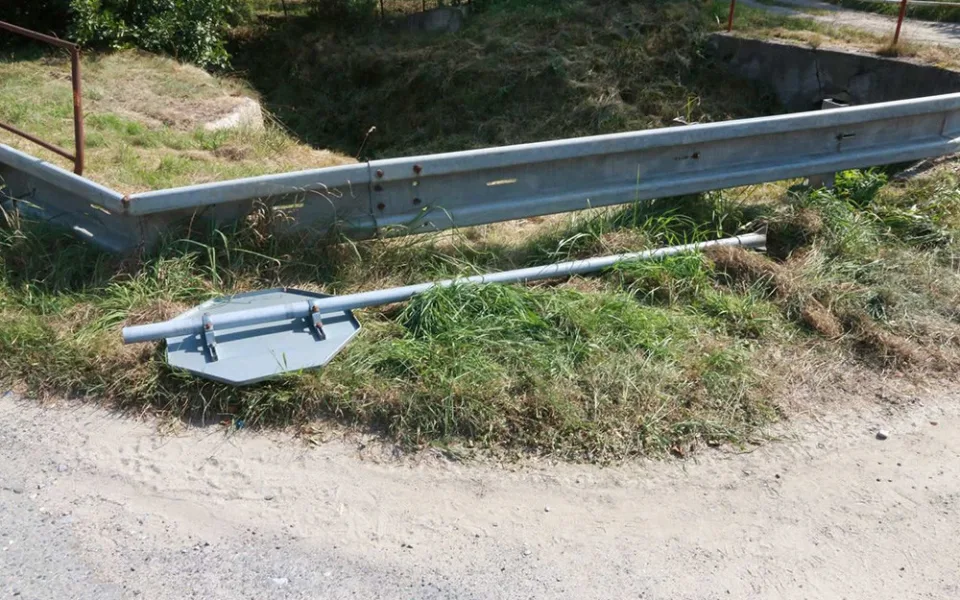 Mladík ve vesnici na Jesenicku vytrhl značku STOP, za opilecký výstřelek mu hrozí i vězení