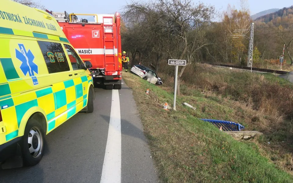 Řidička na Šumpersku uhýbala náklaďáku. Nabourala do zábradlí, sloupku a stromu