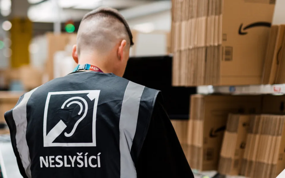 Neslyšící jsou označeni speciální vestou