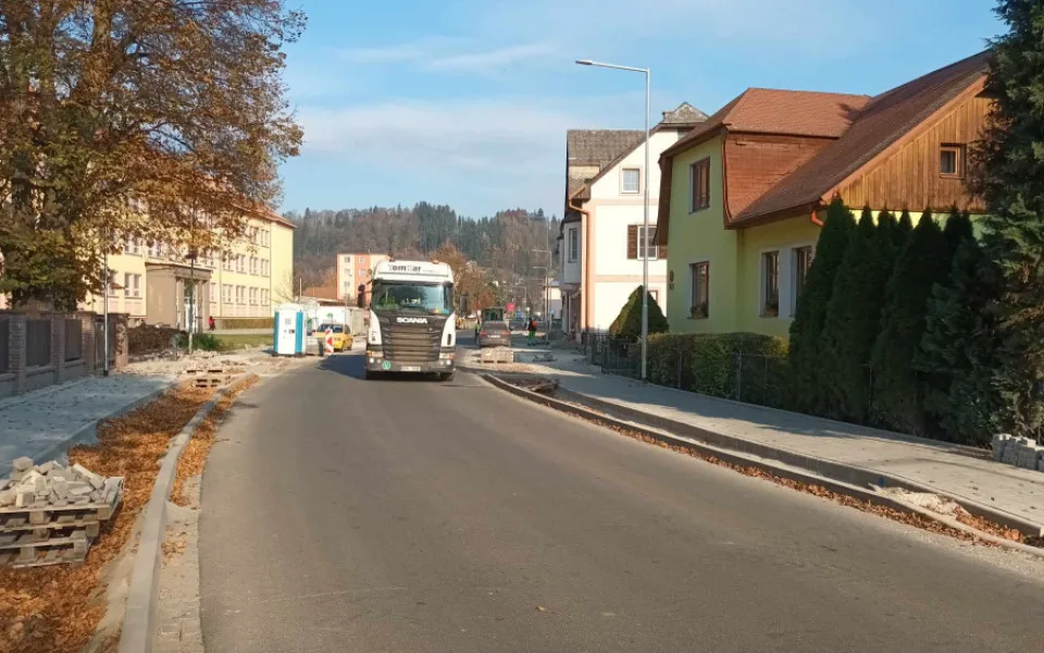 FOTOGALERIE: Hanušovice vydechnou. Po opravách se otevírá průtah městem, hlavní spojnice do Jeseníků