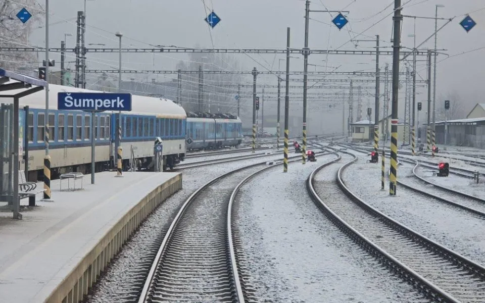 Bílá pokrývka už v listopadu. V Šumperku dnes ráno patrně průmyslově sněžilo