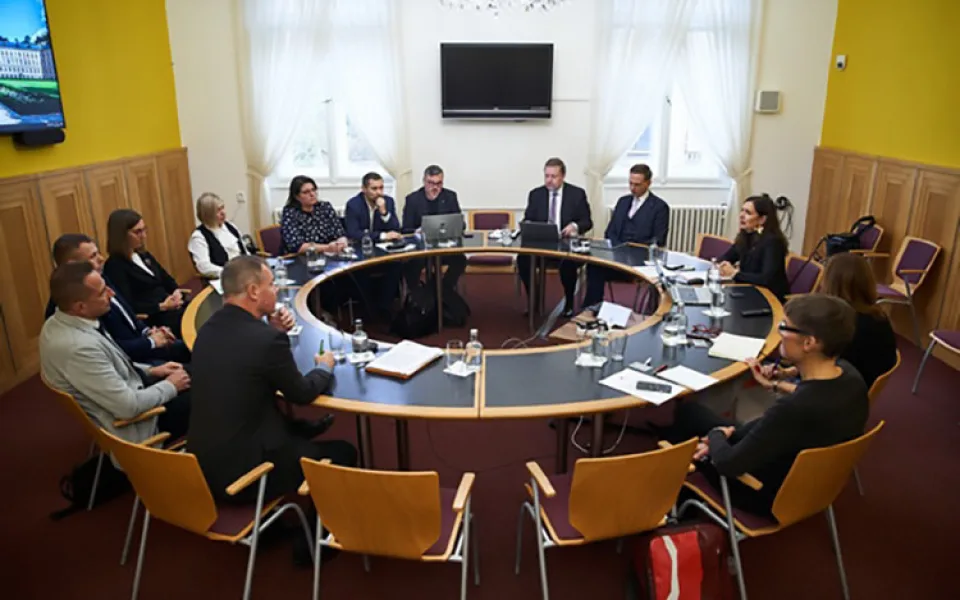 Odborníci ve Strakově akademii řešili násilí mezi mládeží. K jednání se připojili i představitelé Šternberku