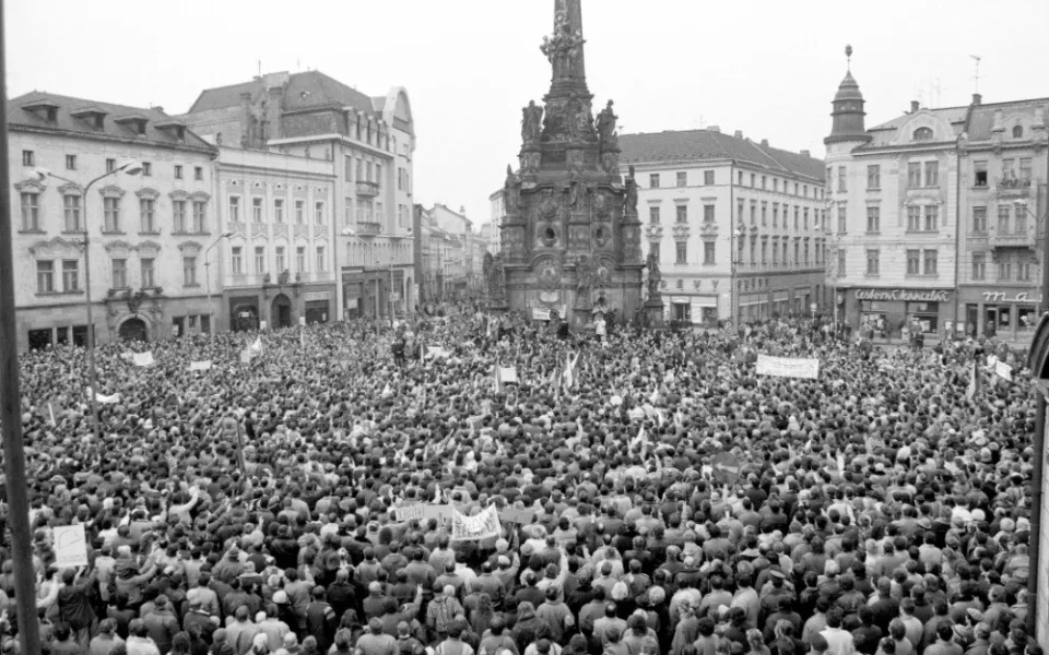 Sametová revoluce v Olomouci. Červený kostel hostí výstavu fotografa Jiřího Fraita