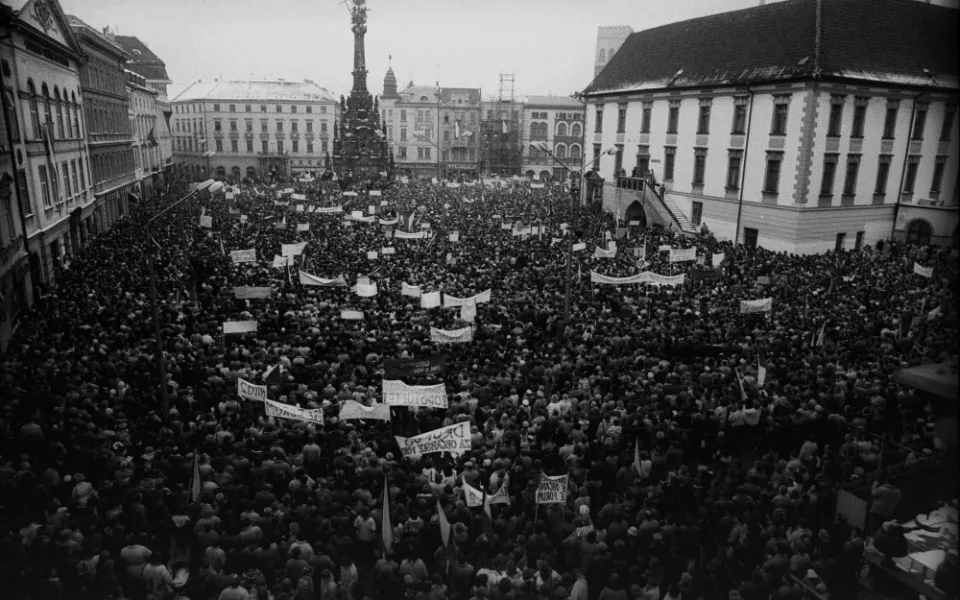 FOTO A VIDEO: Pětatřicet let od klíčového momentu. Jak probíhala Sametová revoluce v Olomouci?