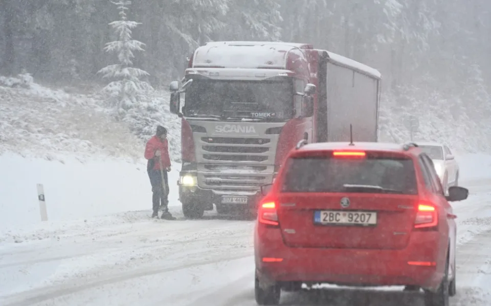 VIDEO: Červenohorské sedlo pokryl sníh, dopravu komplikují uvízlé kamiony. V terénu jsou sypače