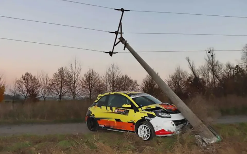 Automobilový závodník na Přerovsku havaroval do sloupu, dvě obce byly bez elektřiny