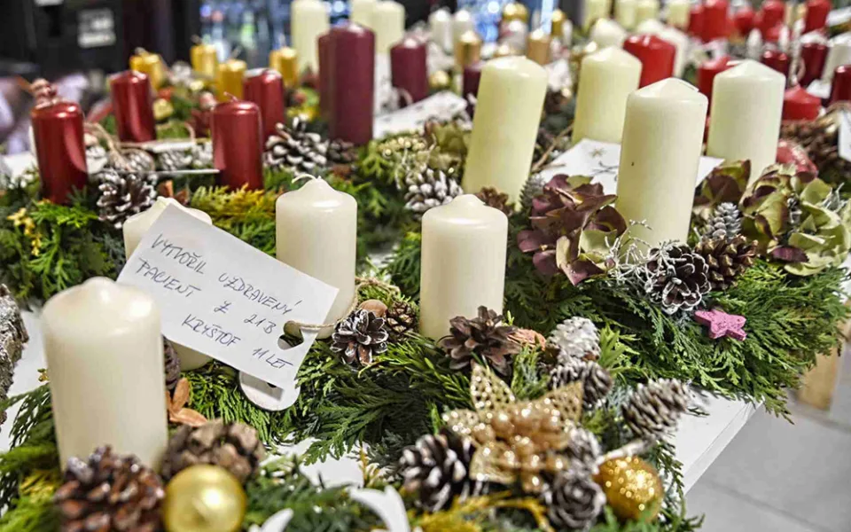 Stovky věnců a desetitisíce vánočních hvězd. Dobročinné sbírky pomohou nemocným dětem