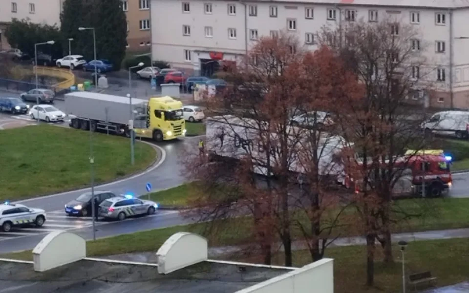 Tragická nehoda ve Šternberku. Chodec zemřel poté, co ho na kruhovém objezdu srazil kamion