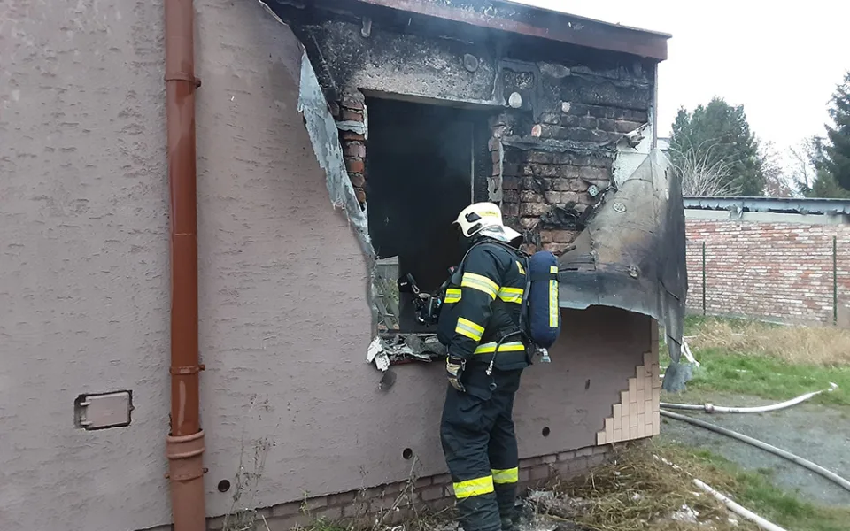 Plameny zničily část rodinného domu v Olomouci. S požárem bojovaly čtyři jednotky hasičů