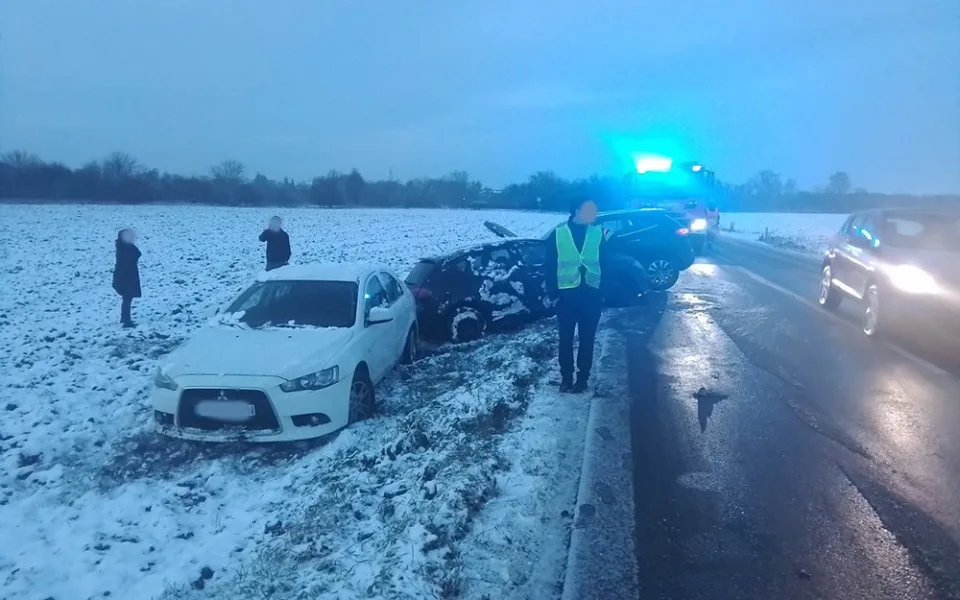 Sníh zkomplikoval dopravu na Šternbersku, u Horní Loděnice stojí kolona aut