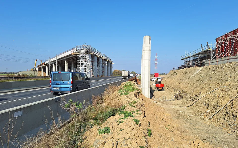 Na stavebním objektu 201 zakázky D1 Říkovice - Přerov proběhne další etapa instalace mostních nosníků