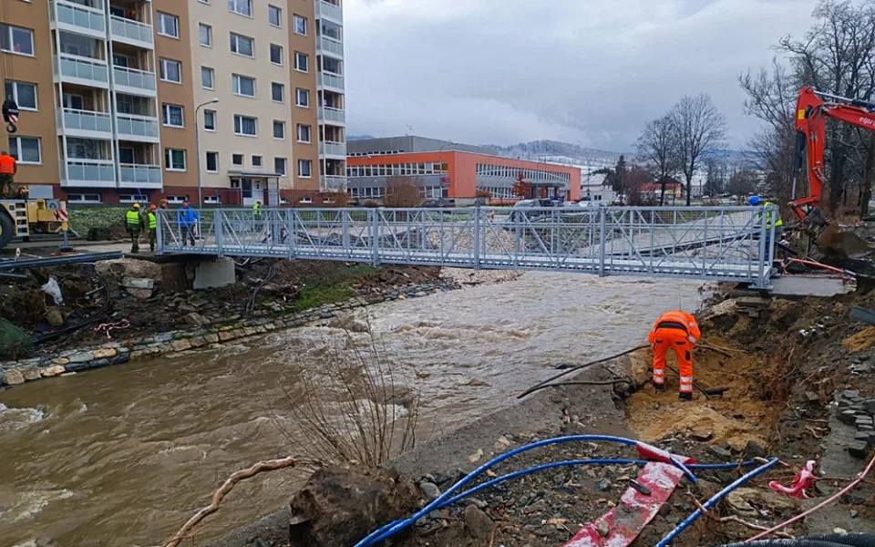 Instalace provizorní lávky přes řeku Bělou v Jeseníku