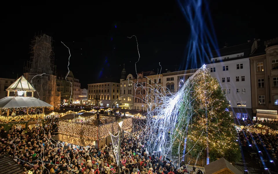 FOTO A VIDEO: Světelná show zahájila olomoucké Vánoce. Na Hané září sekvojovec Floriánek