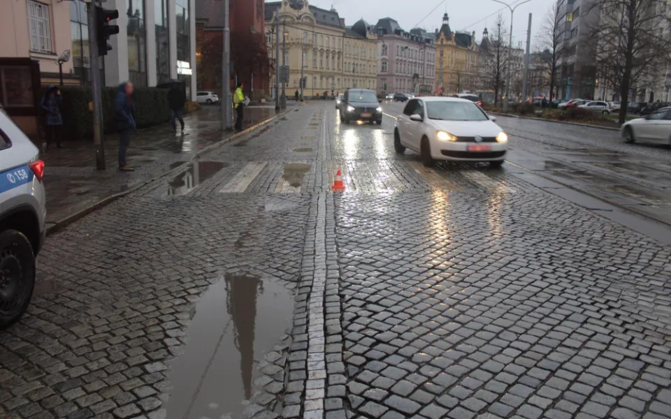 Muž v Olomouci při jízdě na červenou srazil chodkyni. Skončila v nemocnici