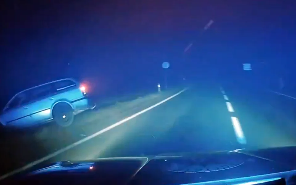 Policisté se na Šumpersku hnali za prchajícím řidičem, zastavili ho PIT manévrem