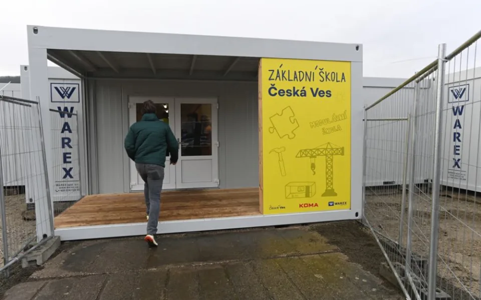 Vyplavená České Ves dnes otevřela provizorní školu z kontejnerových modulů. Bude sloužit dvacet měsíců