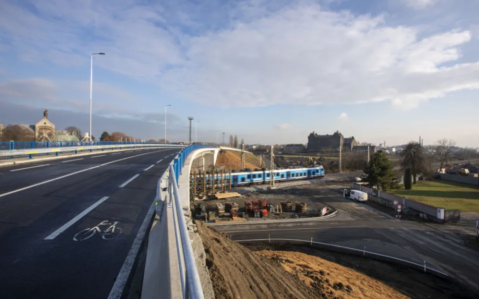 Bez front bezpečně přes koridor. Nadjezd nad rušnou železnicí v Olomouci začne řidičům sloužit od pátku