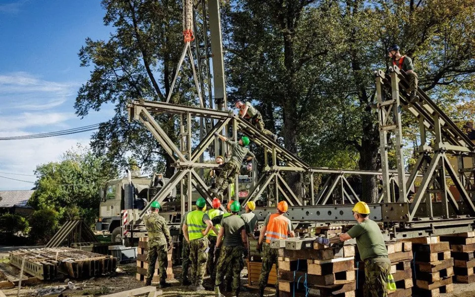 Stavba provizorních přemostění po povodních na podzim 2024