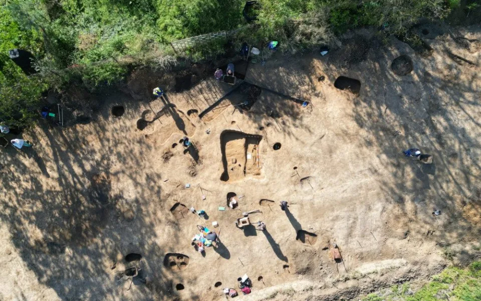 Archeologové v Dluhonicích objevili pohřebiště staré tisíce let. Nalezené předměty získá přerovské muzeum