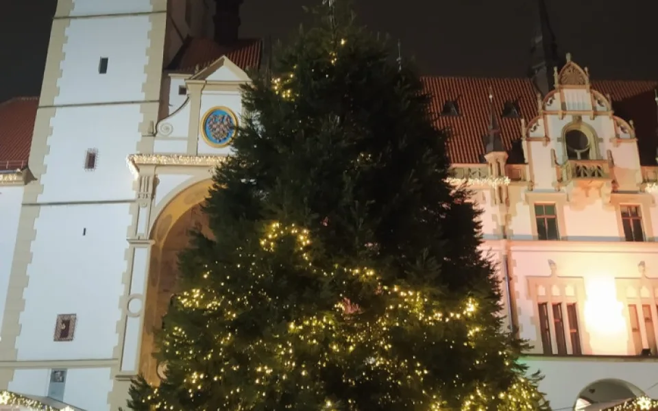 Světýlka vánočního stromu v Olomouci poškodil zkrat