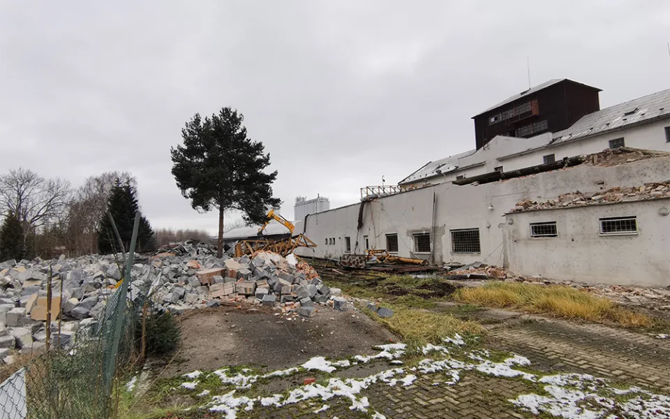V Litovli se rozběhla demolice areálu, ve kterém vyroste nová prodejna Lidl