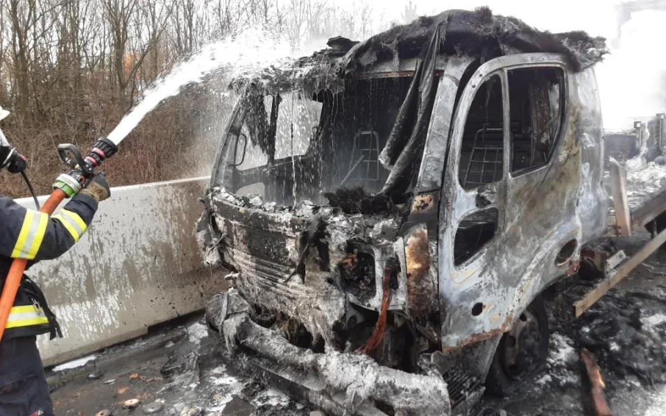 Pozor na D35 u Kozlova. Hasiči zde likvidují požár nákladního vozu, jeden jizdní pruh je neprůjezdný