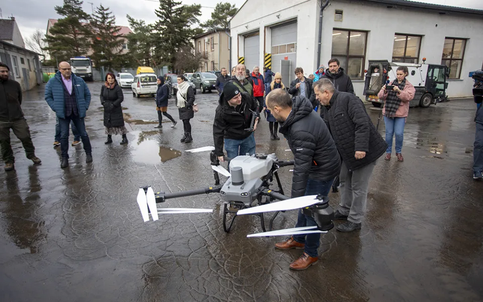 Do bitev s komáry povolali na Litovelsku speciální dron. Postřikem ošetří obrovské plochy