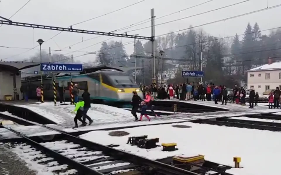 Vteřina od tragédie. V Zábřehu s dětmi přebíhali přes koleje, málem je smetlo pendolino