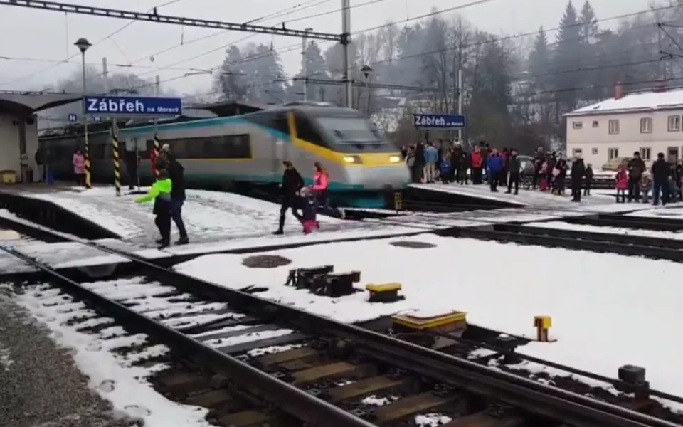 Muž, který vedl v Zábřehu manželku a děti pod projíždějící Pendolino, se přihlásil na policii. Mrzí mě to, řekl