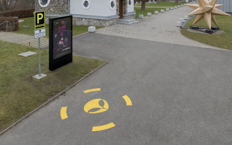 Brněnská hvězdárna je připravena na přílet UFO. Vyhradila parkovací místo pro létající talíře