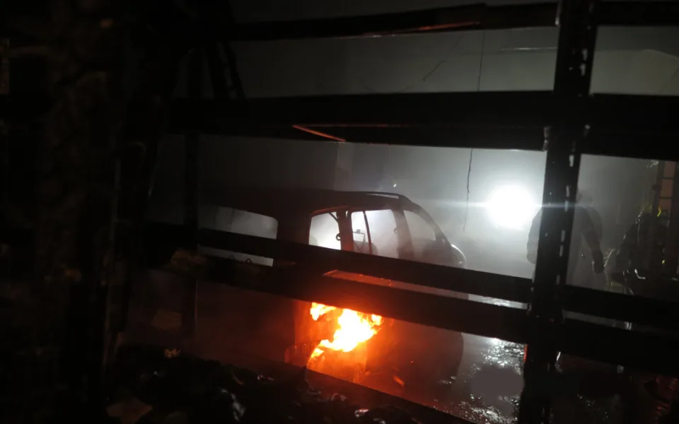 Hasiči likvidovali požár autoservisu v Olomouci. Plameny poškodily pět vozidel, hořely také pneumatiky